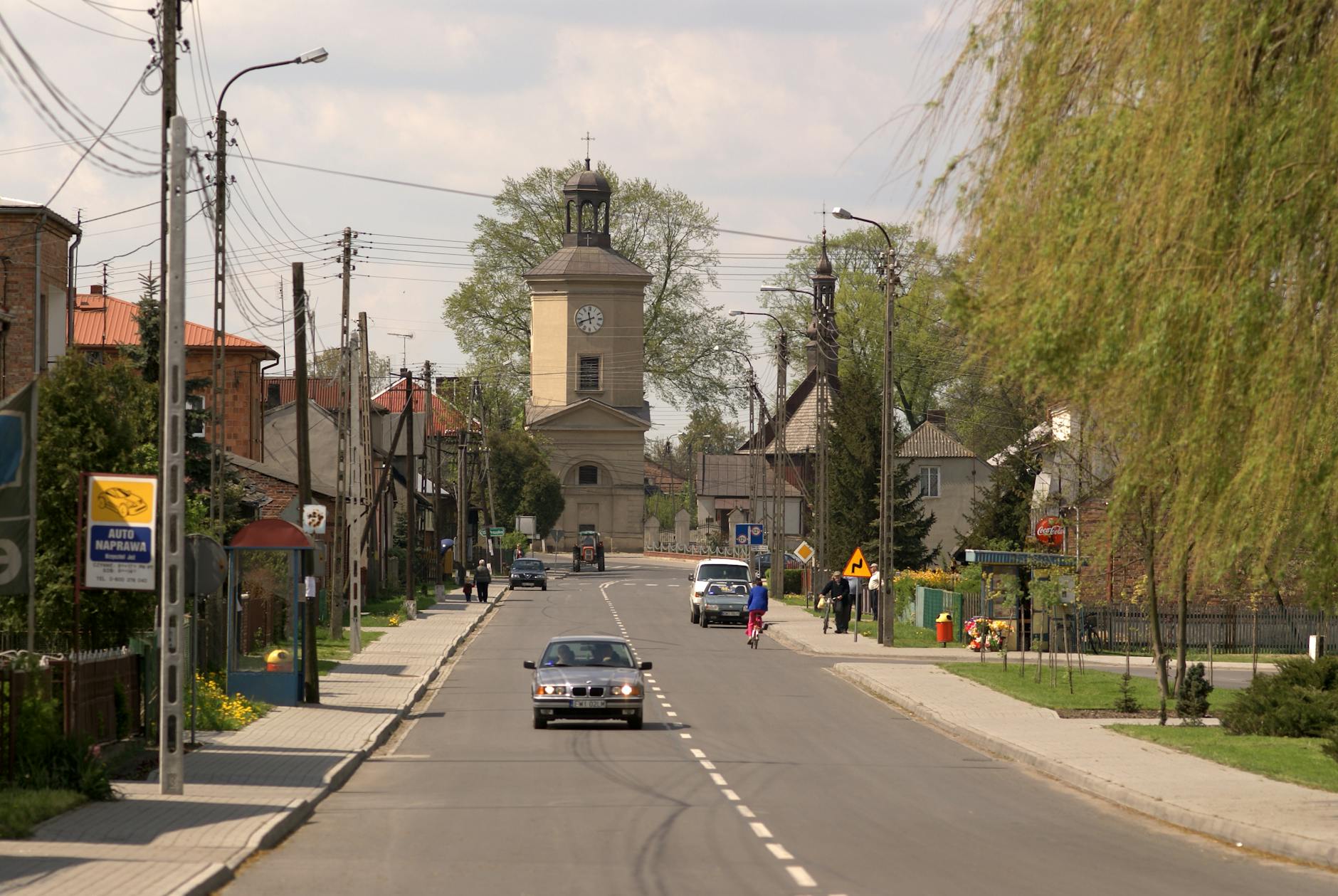 Grupa ludzi radośnie oblewająca się wodą podczas Lanego Poniedziałku w Zgorzelcu, symbol zabawy i tradycji.