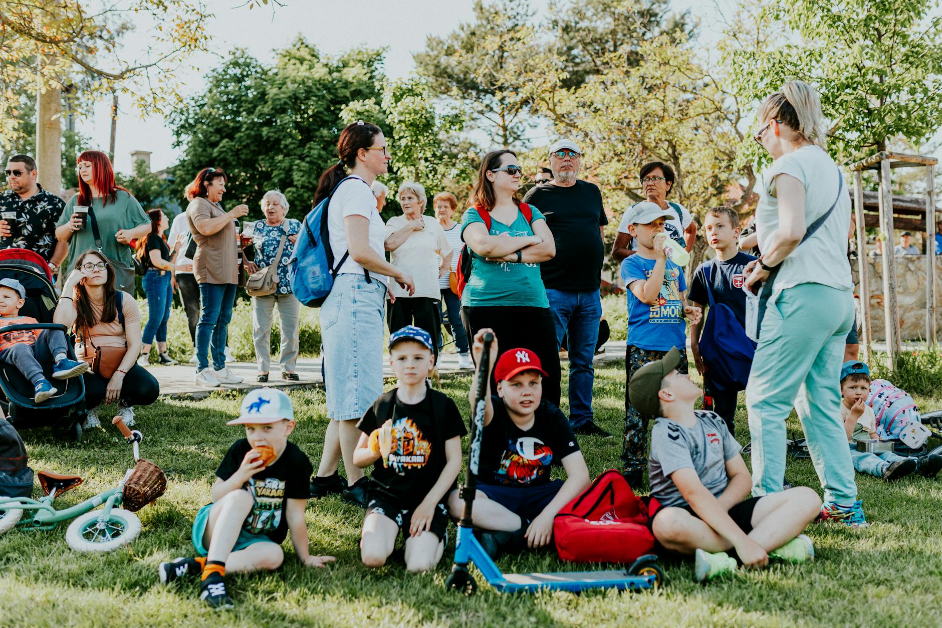 Mieszkańcy Zgorzelca biorący udział w akcji sprzątania terenu zielonego nad rzeką.
