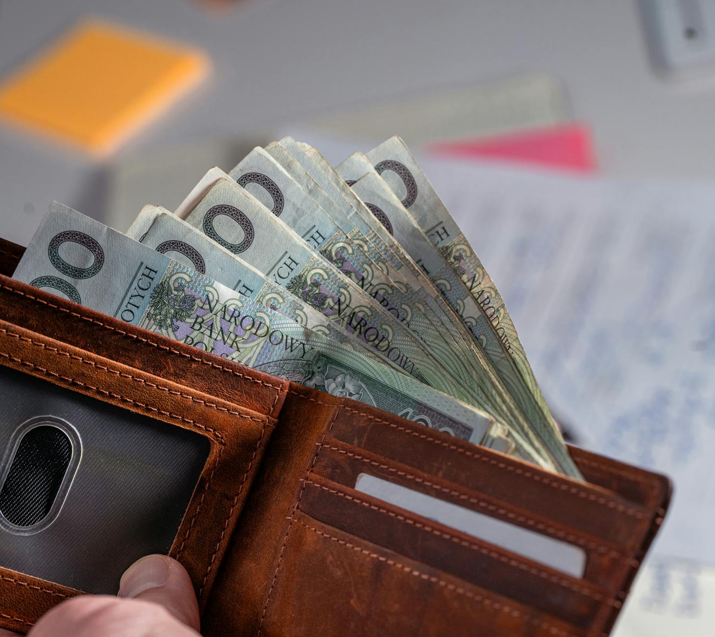 Przedsiębiorca analizuje dokumenty dotyczące dofinansowania dla przedsiębiorców w Zgorzelcu